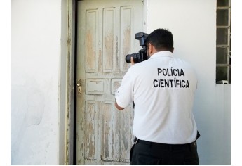 Polícia trabalha na mensuração dos prejuízos e investiga para tentar chegar à autoria do arrombamento e furto (Foto: Folha Regional).