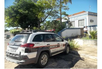 Polícia trabalha na mensuração dos prejuízos e investiga para tentar chegar à autoria do arrombamento e furto (Foto: Folha Regional).