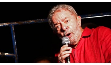 Lula, preso em Curitiba, tem candidatura impugnada pelo TSE (Foto: Agência Brasil).