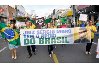 População de Osvaldo Cruz vai às ruas em protesto contra corrupção, pelo Impeachment da presidenta Dilma e em apoio às investigações da Lava-Jato (Foto: Valdemir Anselmo).