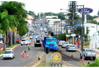 Obra foi executada em maio de 2014, em toda a extensão da Via de Acesso (Foto: Fanpage da Prefeitura de Adamantina)