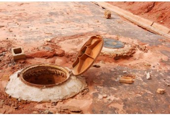 Internauta denuncia prejuízos em obras de casas populares em Osvaldo Cruz. São 210 moradias, com investimento total de R$ 14,4 milhões (Foto: Cristiano Nascimento/Reprodução).