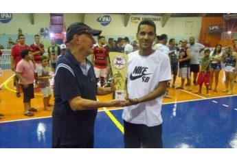 Entrega de premiações pela Copa Unipedras UNIFAI de Futsal 2018 (Divulgação).