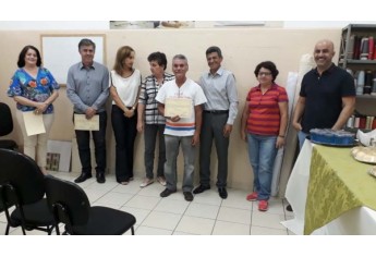 Entrega de certificados para alunos do curso de assentador de pisos e azulejos (Da Assessoria)