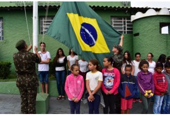 Solenidade do Dia da Bandeira no Tiro de Guerra de Adamantina (Foto: Wender Souza).