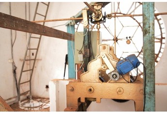 Estrutura do relógio, instalado na década de 50, que foi automatizado (Foto: Milton Ura/No Click do Senhor).