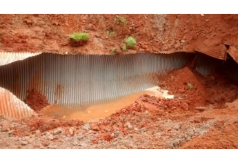 Ação é emergencial e visa desobstruir cratera para garantir maior fluidez das águas de chuva (Foto: Assessoria de Imprensa).