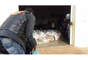 Alimentos doados pelo "Caveiras do Oeste" ajudam a amenizar sofrimento em Panorama (Foto: Caveiras do Oeste/Cedida)