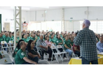 Prof. Gretz aplicou palestra para mais de 400 colaboradores da Cocipa (Foto: Da Assessoria).