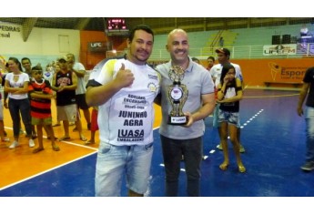 Entrega de premiações pela Copa Unipedras UNIFAI de Futsal 2018 (Divulgação).