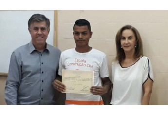 Entrega de certificados para alunos do curso de assentador de pisos e azulejos (Da Assessoria)