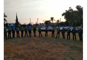 Preleção entre as polícias Civil e Militar, na manhã desta quinta-feira, em Adamantina, antes do início da operação (Foto: Cedida/Deinter 8).