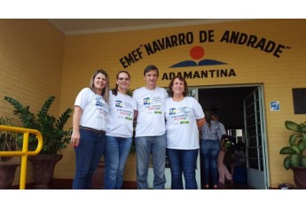 Briana Veiga, Fernanda Vendicto (primeira-dama), prefeito Ivo Santos e a presidente do CMDCA, Sirley Bíscolo, no local de votação dos novos conselheiros tutelares (Foto: Asses. de Comunicação da Prefeitura de Adamantina).