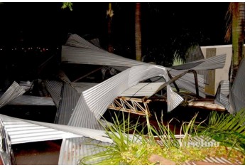 Clique para adicionar uma legendaDestroços de ferragens da cobertura da quadra, o residencial Mira-Ira (Foto: Valdemir Anselmo/Cedida)