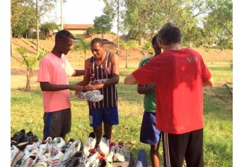 Tênis arrecadados na campanha da Espaço Vip foram entregues ao atletismo de Adamantina (Foto: Cedida).