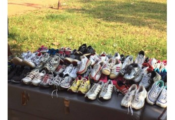 Tênis arrecadados na campanha da Espaço Vip foram entregues ao atletismo de Adamantina (Foto: Cedida).