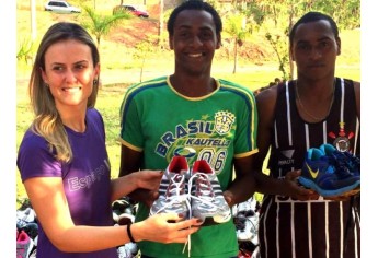 Tênis arrecadados na campanha da Espaço Vip foram entregues ao atletismo de Adamantina (Foto: Cedida).