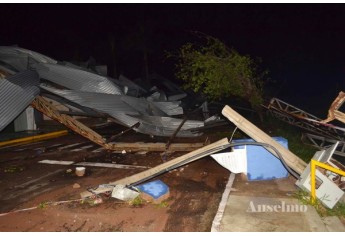 Destroços de ferragens da cobertura da quadra, o residencial Mira-Ira (Foto: Valdemir Anselmo/Cedida)
