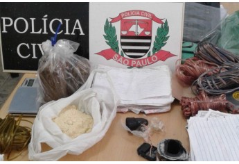 Maconha e cocaína estavam enterradas em quintal de uma casa, em Pacaembu (Foto: Cedida/Deinter 8).