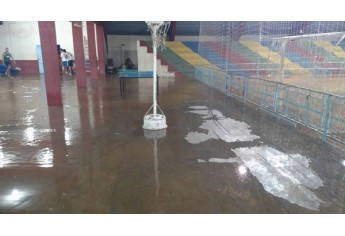 Águas invadem Ginásio Municipal de Esportes de Lucélia e interrompem treino esportivo (Foto: Lico Vieira).