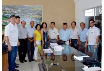Representantes da FAI, ACREA e autoridades na assinatura da parceria (Foto: Assessoria de Comunicação da FAI).