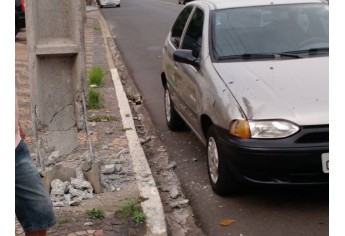 Rodas se soltam de carreta e atingem carros e poste na Via de Acesso (Foto: Danilo Alves/Cedida).