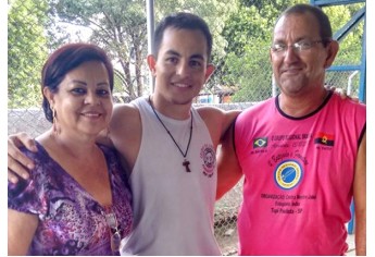 Curumim com seus pais e hoje o reconhecimento pela vitória na capoeira (Foto: Cedida).