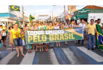 População de Osvaldo Cruz vai às ruas em protesto contra corrupção, pelo Impeachment da presidenta Dilma e em apoio às investigações da Lava-Jato (Foto: Valdemir Anselmo).