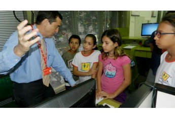 Crianças do Lar Cristão visitam Santander e conhecem rotina de agência bancária