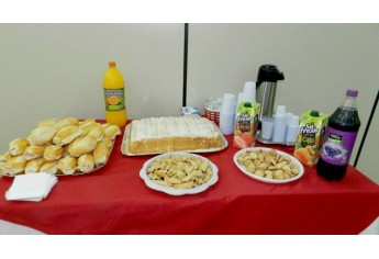 Crianças do Lar Cristão visitam Santander e conhecem rotina de agência bancária