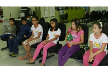 Crianças do Lar Cristão visitam Santander e conhecem rotina de agência bancária