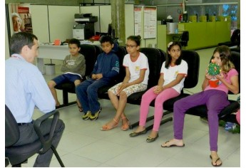 Crianças do Lar Cristão visitam Santander e conhecem rotina de agência bancária