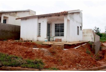 Internauta denuncia prejuízos em obras de casas populares em Osvaldo Cruz. São 210 moradias, com investimento total de R$ 14,4 milhões (Foto: Cristiano Nascimento/Reprodução).
