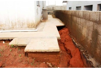 Internauta denuncia prejuízos em obras de casas populares em Osvaldo Cruz. São 210 moradias, com investimento total de R$ 14,4 milhões (Foto: Cristiano Nascimento/Reprodução).