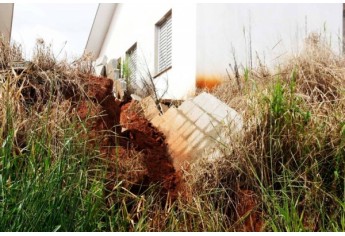 Internauta denuncia prejuízos em obras de casas populares em Osvaldo Cruz. São 210 moradias, com investimento total de R$ 14,4 milhões (Foto: Cristiano Nascimento/Reprodução).