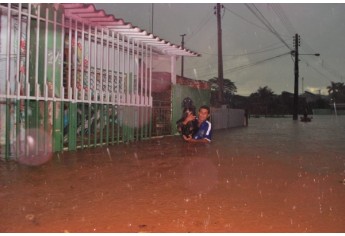 Chuva causa enchente em Osvaldo Cruz (Foto: Cristiano Nascimento/Facebook).