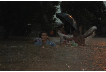 Chuva causa enchente em Osvaldo Cruz (Foto: Cristiano Nascimento/Facebook).