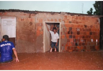 Chuva causa enchente em Osvaldo Cruz (Foto: Cristiano Nascimento/Facebook).