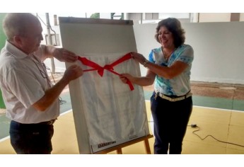 Prefeito Dr. Pacheco e a presidente da Câmara, Maria de Lourdes Santos Gil, na inauguração da quadra coberta da Emef Navarro de Andrade (Foto: Assessoria de Imprensa).
