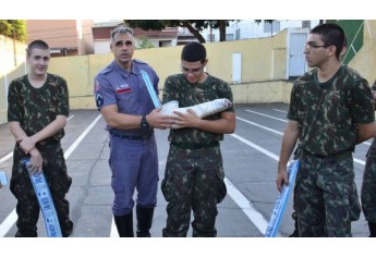 Atiradores recebem instruções sobre primeiros socorros, com equipe do Corpo de Bombeiros (Foto: Cedida).