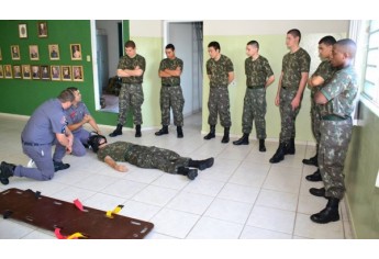 Atiradores recebem instruções sobre primeiros socorros, com equipe do Corpo de Bombeiros (Foto: Cedida).