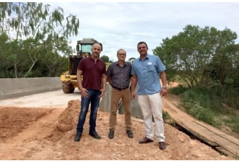 Vereadores Acácio Rocha, Aguinaldo Galvão e Eder Ruete visitam local da obra (Foto: Siga Mais).