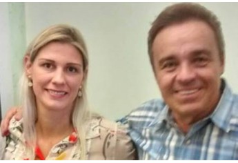 Cabeleireira Tânia, filha da homenageada, e Gugu Liberato  (Foto: Facebook).