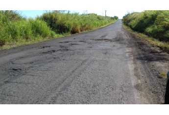 Buracos e irregularidades no pavimento são o cenário de risco na Rodovia Plácido Rocha (Foto: Cedida).