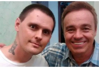 Renê, filho de Jupira Sanches, com Gugu Liberato  (Foto: Facebook).