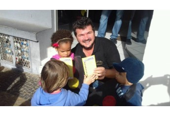 EMEI Sonho de Criança participando do Maio Amarelo, com caminha e entrega de panfletos informativos no centro de Adamantina (Foto: Cedida/Juliana Catú).