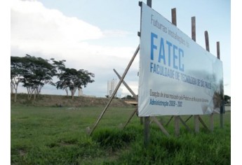 Área inicial oferecida à Fatec, em 2012, localizada nas proximidades do Jardim Brasil/Terminal Rodoviário, recebeu placa informando sobre a definição.