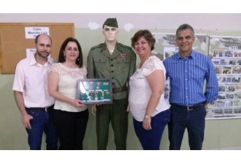 Secretária Municipal de Educação, Angela Soares, e familiares do Cabo Marcílio (Foto: Cedida).