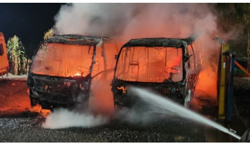 Incêndio destrói dois micro-ônibus em pátio de empresa de transporte em Adamantina