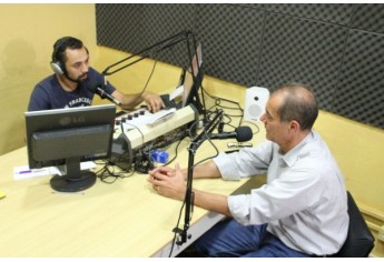 Em Pacaembu, Tupã foi entrevista em emissora de rádio da cidade (Foto: Da Assessoria).